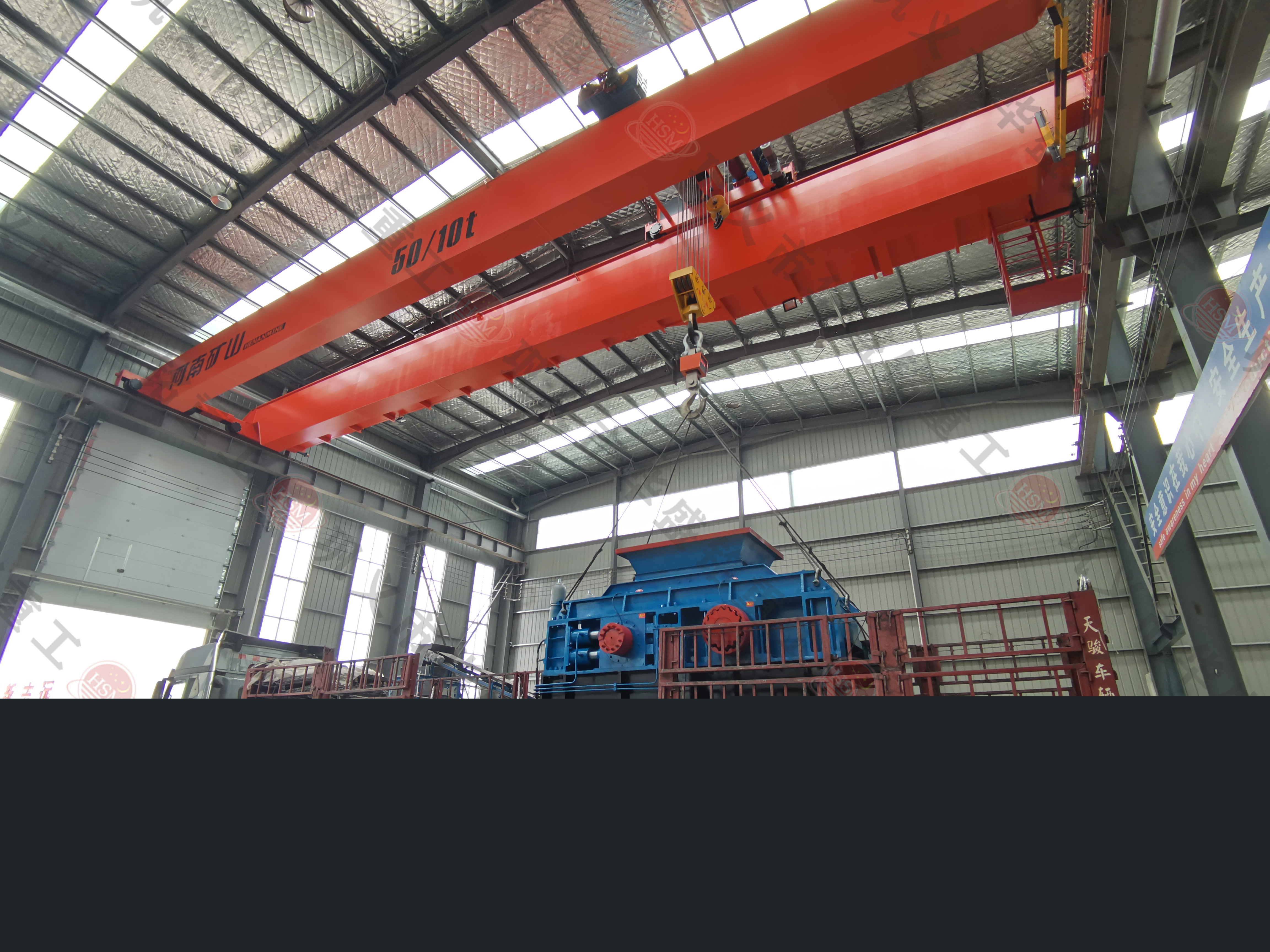 鞏義對(duì)輥破碎機(jī)廠家裝車發(fā)貨現(xiàn)場